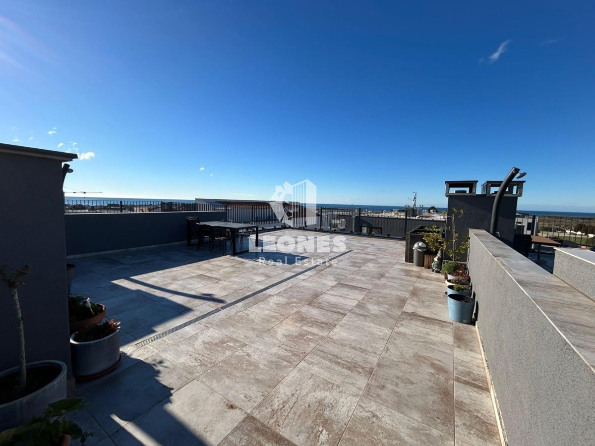 Appartamento di qualità in un nuovo edificio con terrazza sul tetto e vista sul mare a Cittanova