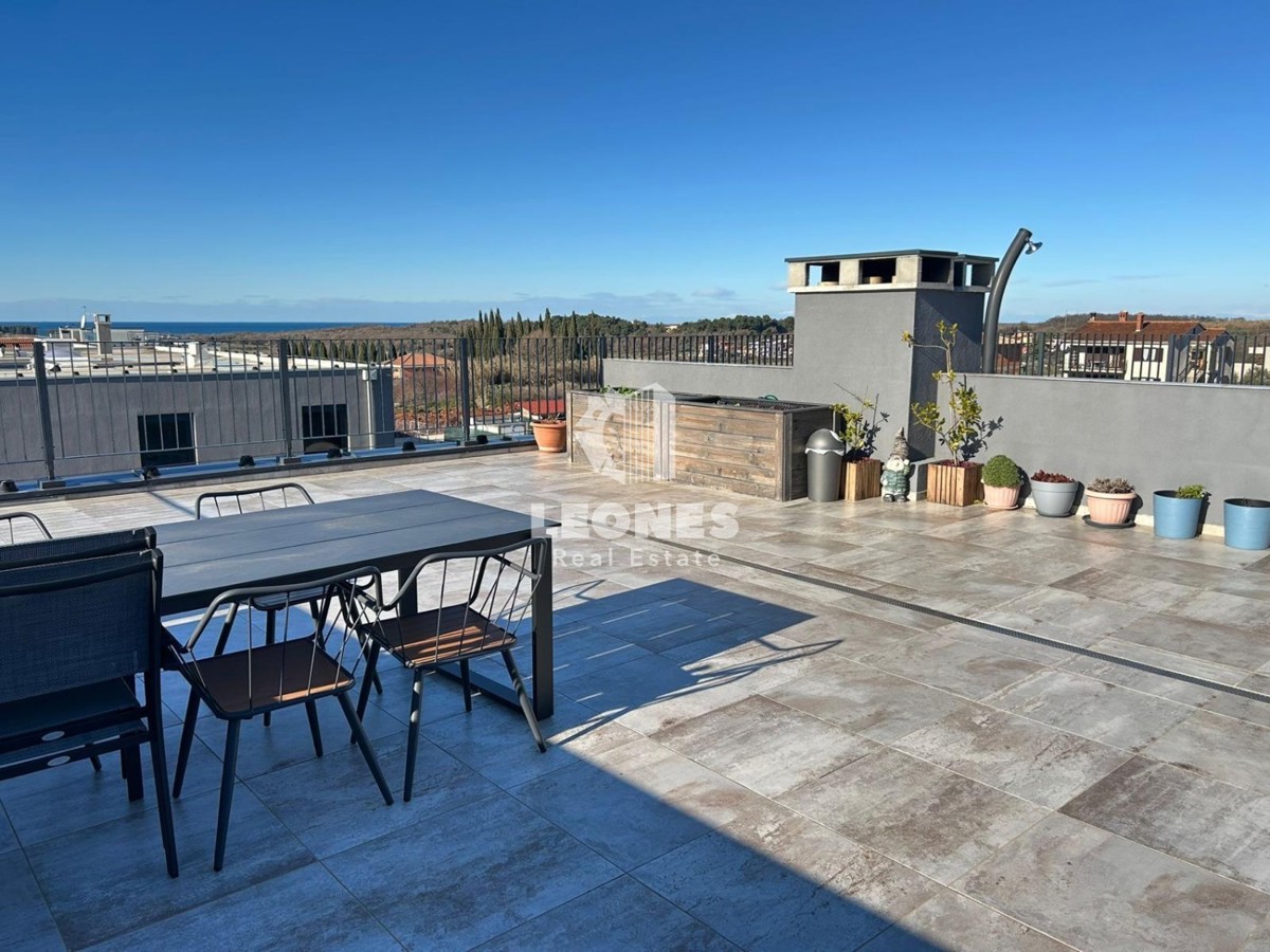 Appartamento di qualità in un nuovo edificio con terrazza sul tetto e vista sul mare a Cittanova