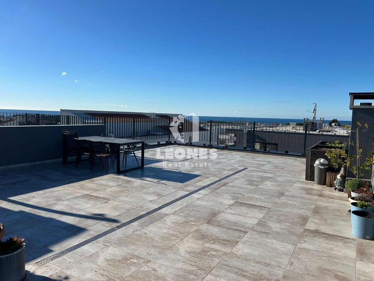 Appartamento di qualità in un nuovo edificio con terrazza sul tetto e vista sul mare a Cittanova