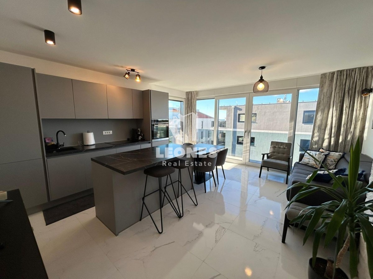 Appartamento di qualità in un nuovo edificio con terrazza sul tetto e vista sul mare a Cittanova