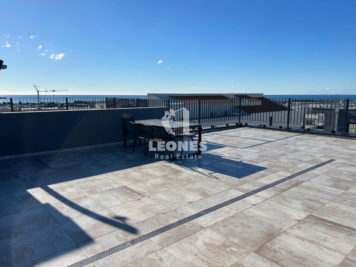 Appartamento di qualità in un nuovo edificio con terrazza sul tetto e vista sul mare a Cittanova