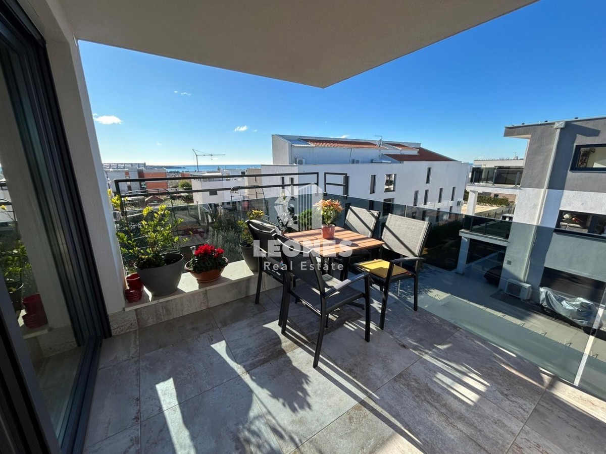 Appartamento di qualità in un nuovo edificio con terrazza sul tetto e vista sul mare a Cittanova