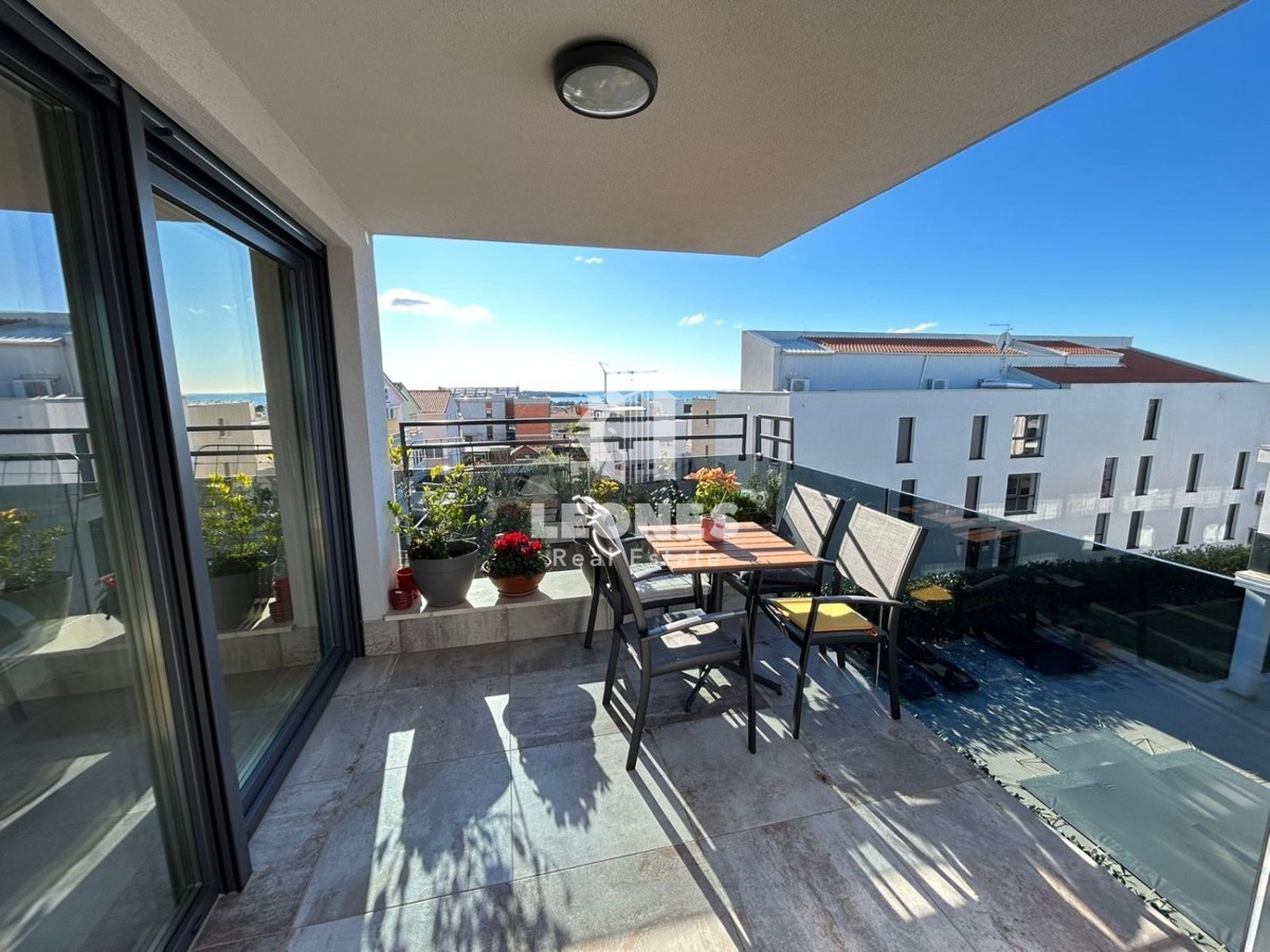 Appartamento di qualità in un nuovo edificio con terrazza sul tetto e vista sul mare a Cittanova