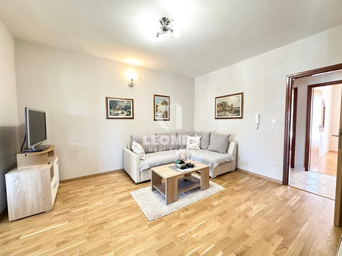 Ground floor apartment with a landscaped garden just 600 meters from the sea in Novigrad