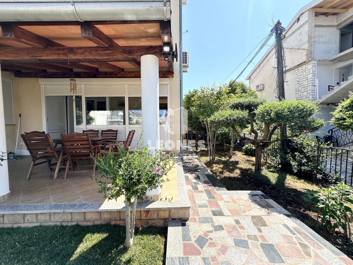 Ground floor apartment with a landscaped garden just 600 meters from the sea in Novigrad