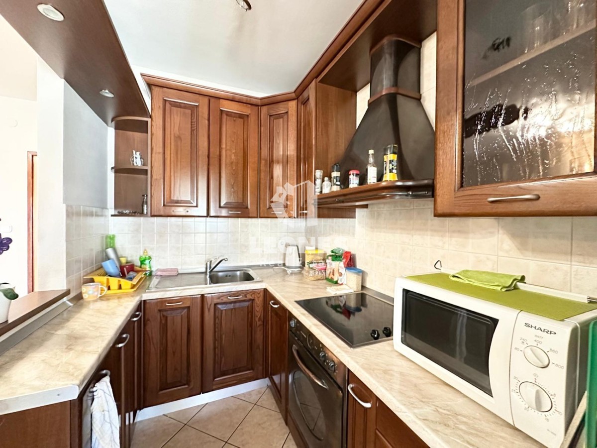 Ground floor apartment with a landscaped garden just 600 meters from the sea in Novigrad