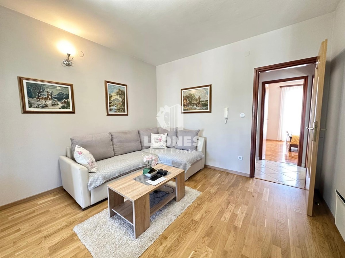 Ground floor apartment with a landscaped garden just 600 meters from the sea in Novigrad
