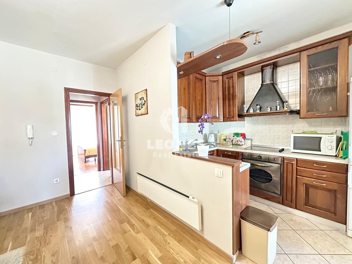 Ground floor apartment with a landscaped garden just 600 meters from the sea in Novigrad