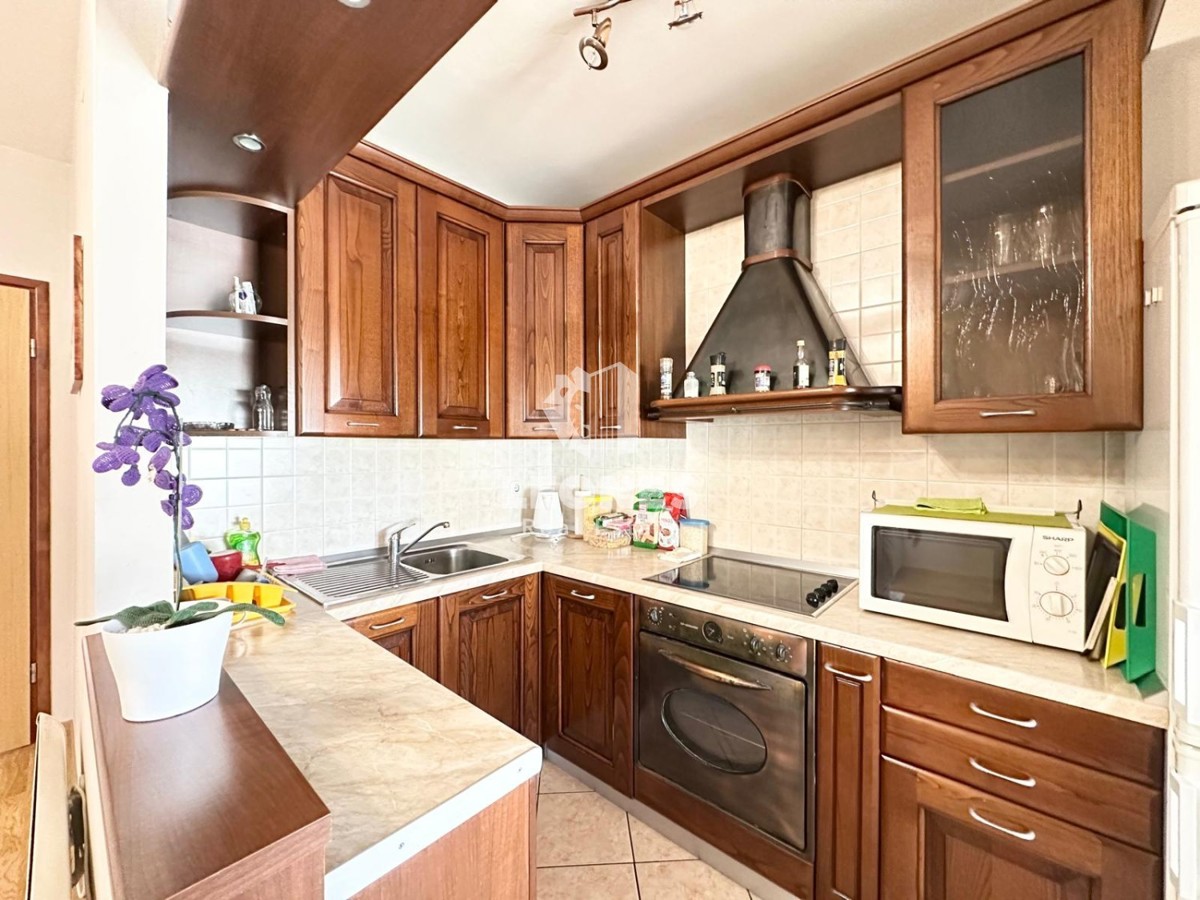 Ground floor apartment with a landscaped garden just 600 meters from the sea in Novigrad
