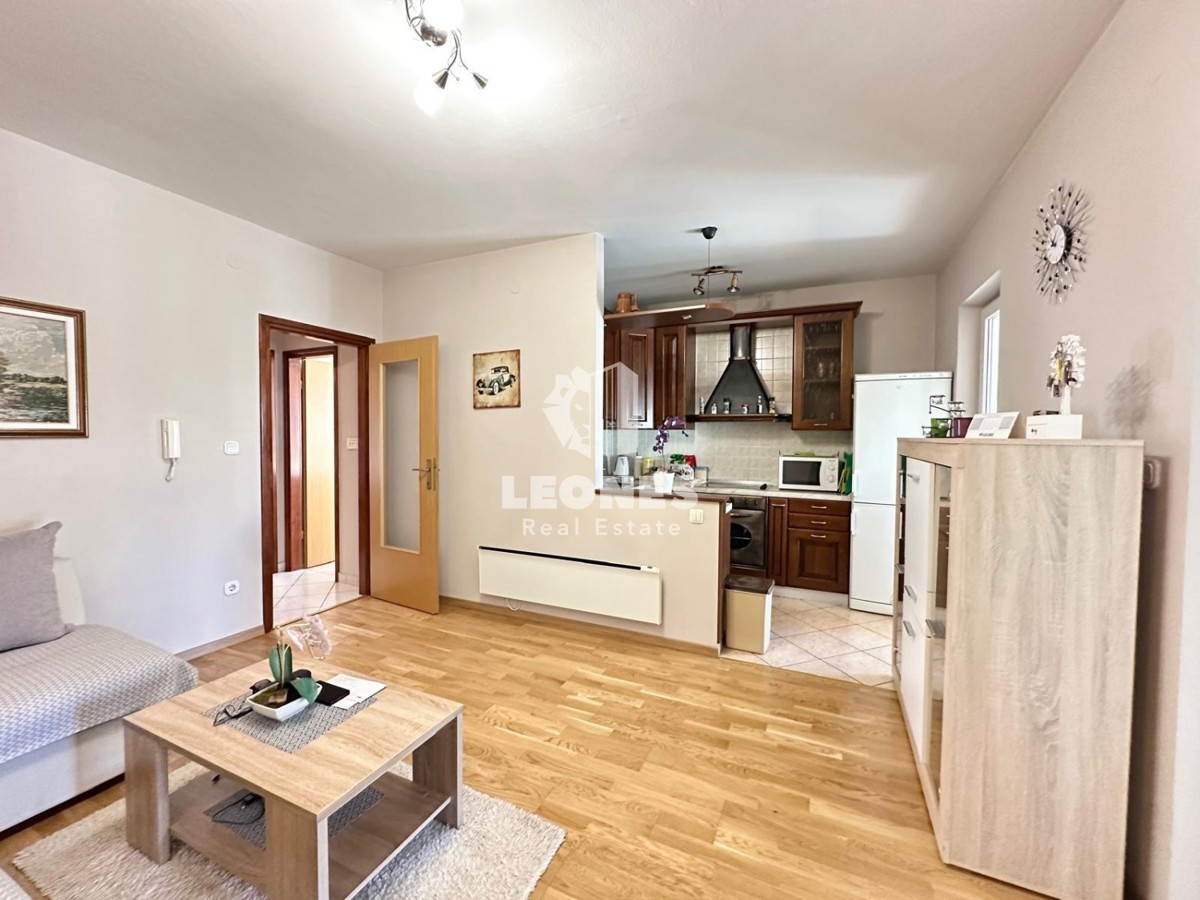 Ground floor apartment with a landscaped garden just 600 meters from the sea in Novigrad