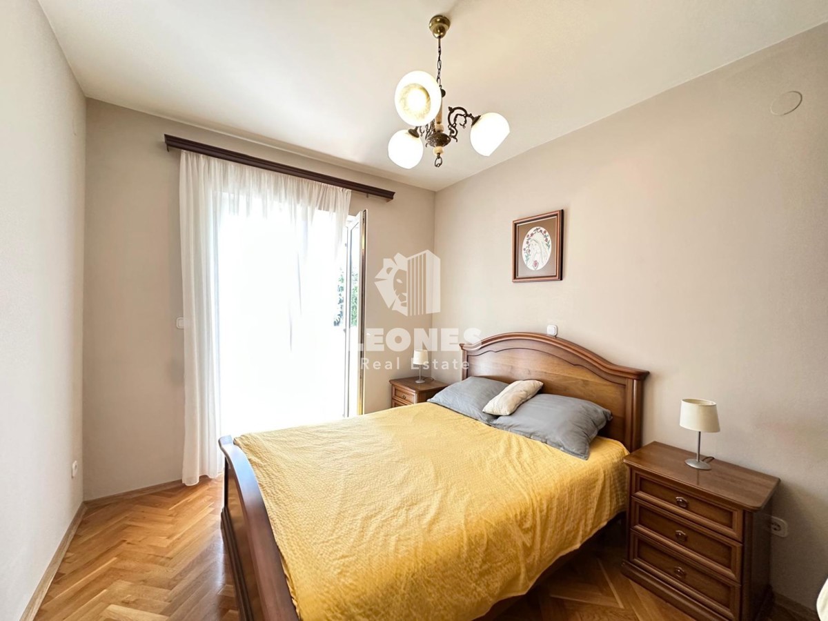 Ground floor apartment with a landscaped garden just 600 meters from the sea in Novigrad