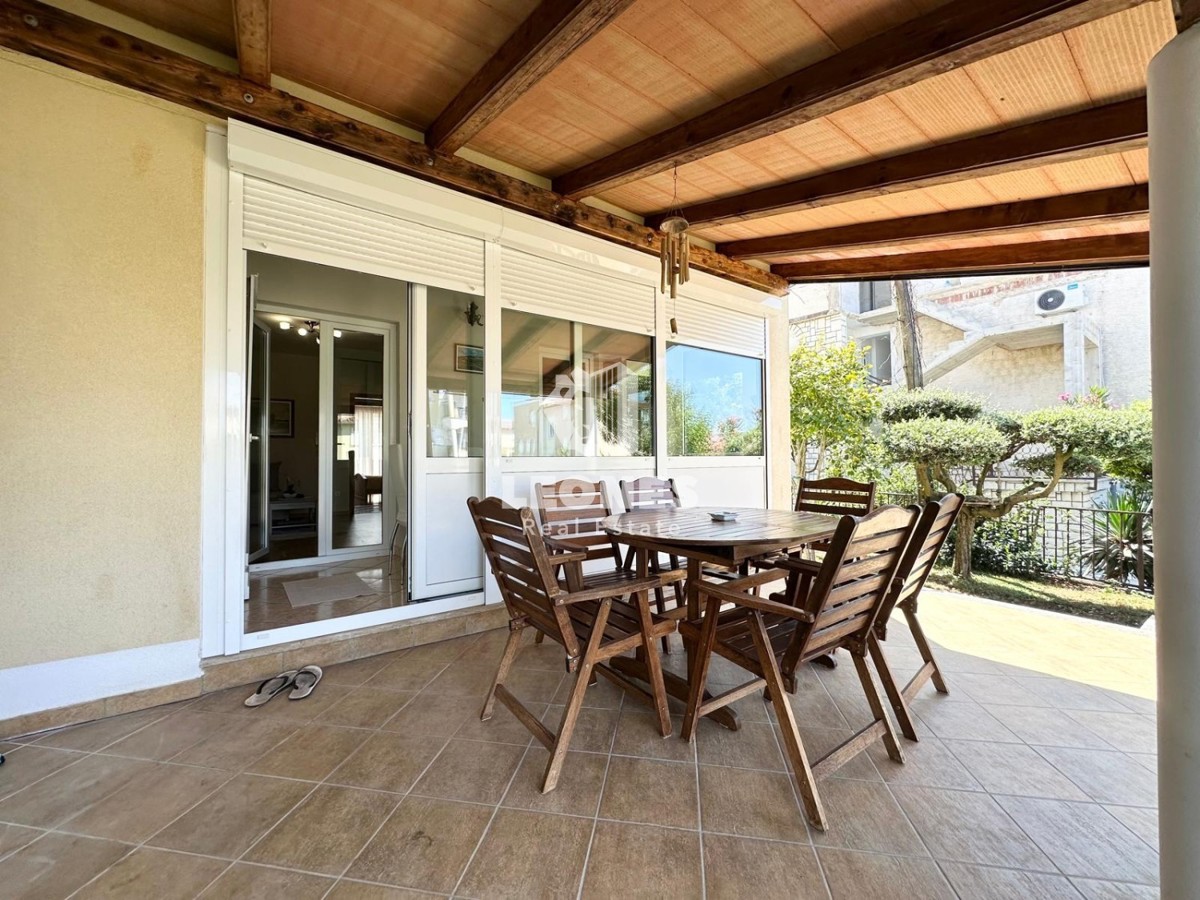 Ground floor apartment with a landscaped garden just 600 meters from the sea in Novigrad