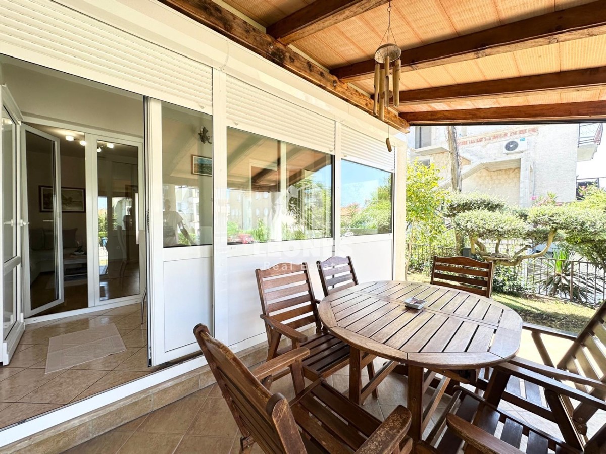 Ground floor apartment with a landscaped garden just 600 meters from the sea in Novigrad