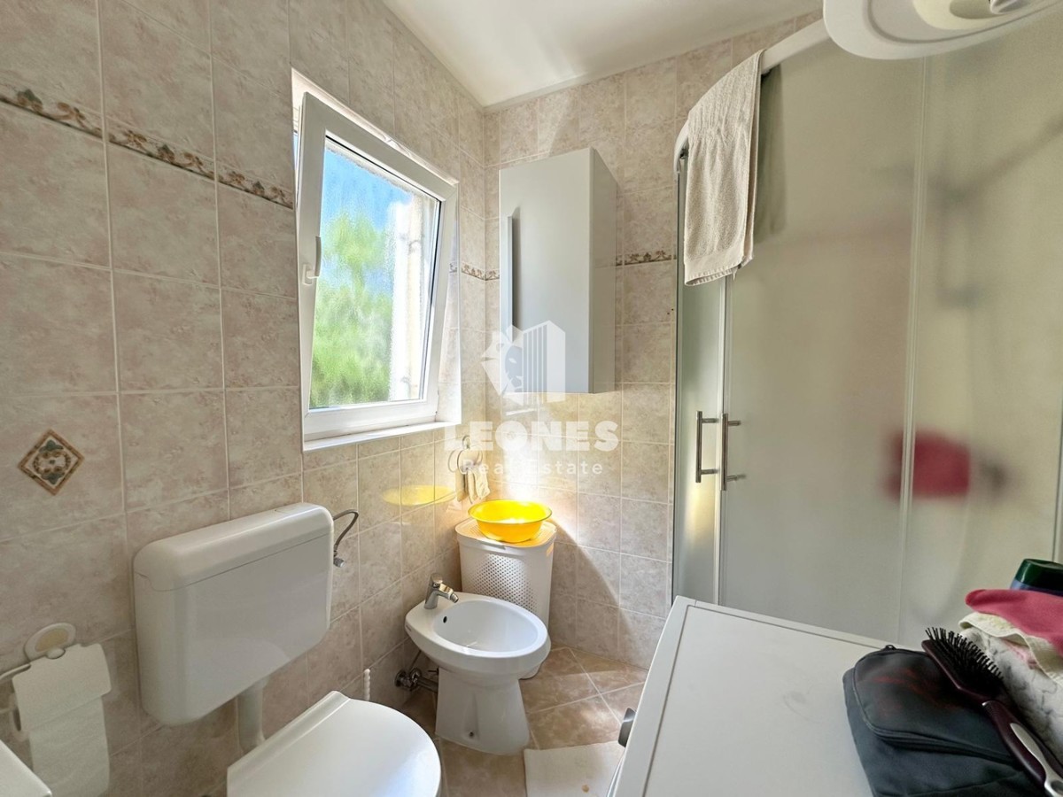 Ground floor apartment with a landscaped garden just 600 meters from the sea in Novigrad