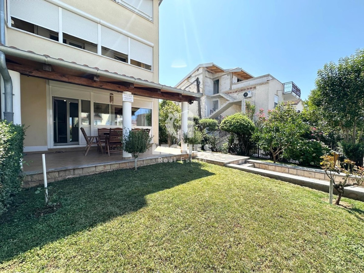 Ground floor apartment with a landscaped garden just 600 meters from the sea in Novigrad