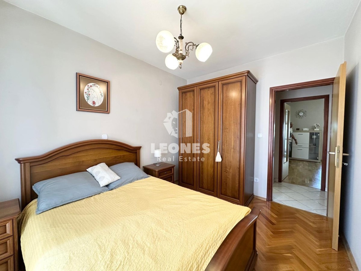 Ground floor apartment with a landscaped garden just 600 meters from the sea in Novigrad