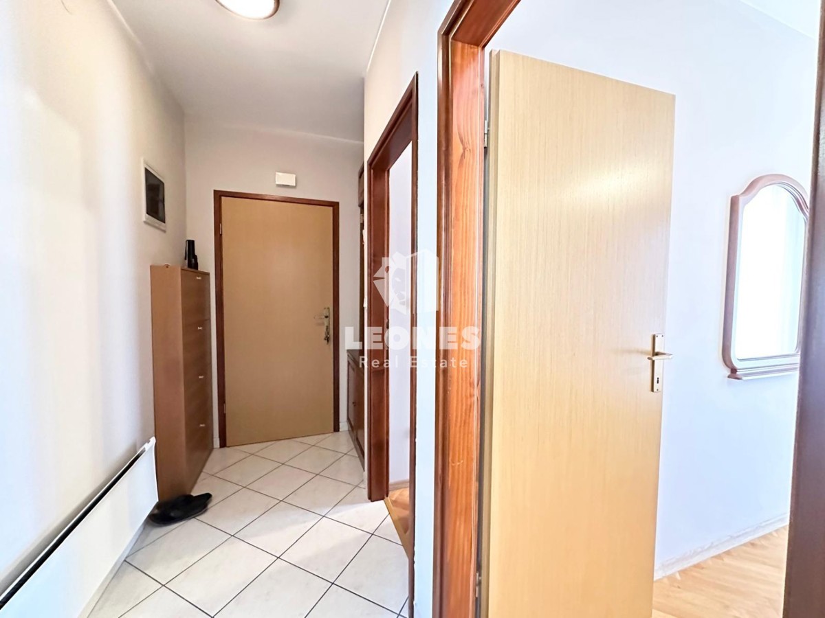 Ground floor apartment with a landscaped garden just 600 meters from the sea in Novigrad