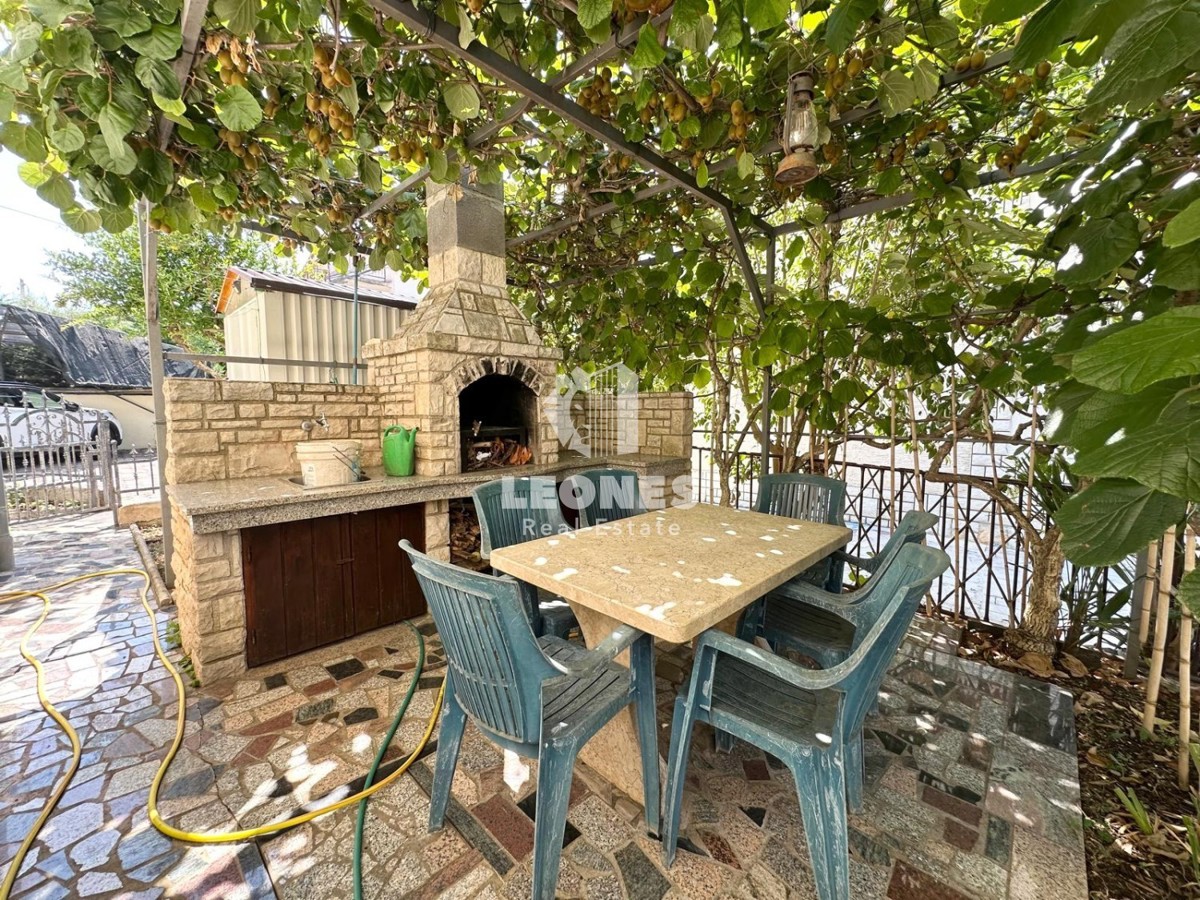 Ground floor apartment with a landscaped garden just 600 meters from the sea in Novigrad