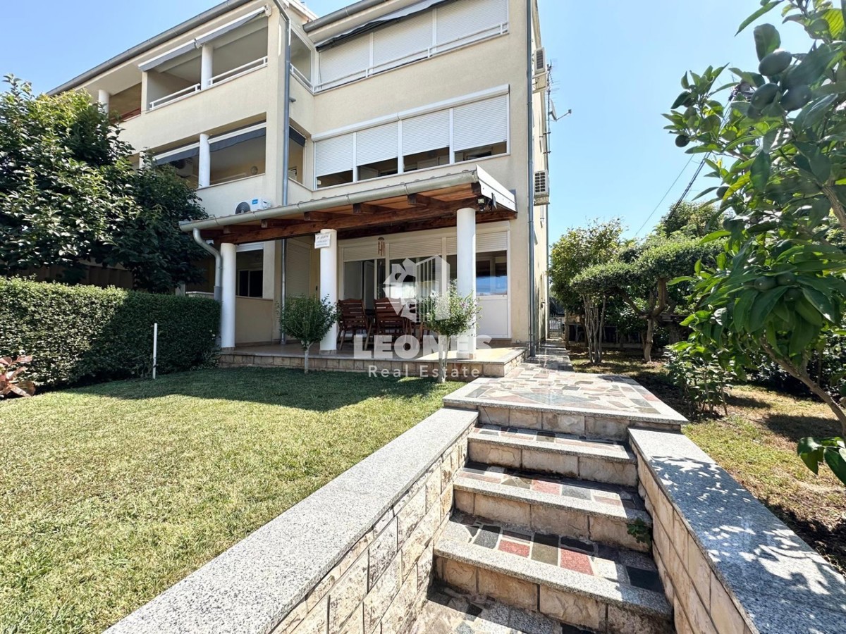 Ground floor apartment with a landscaped garden just 600 meters from the sea in Novigrad