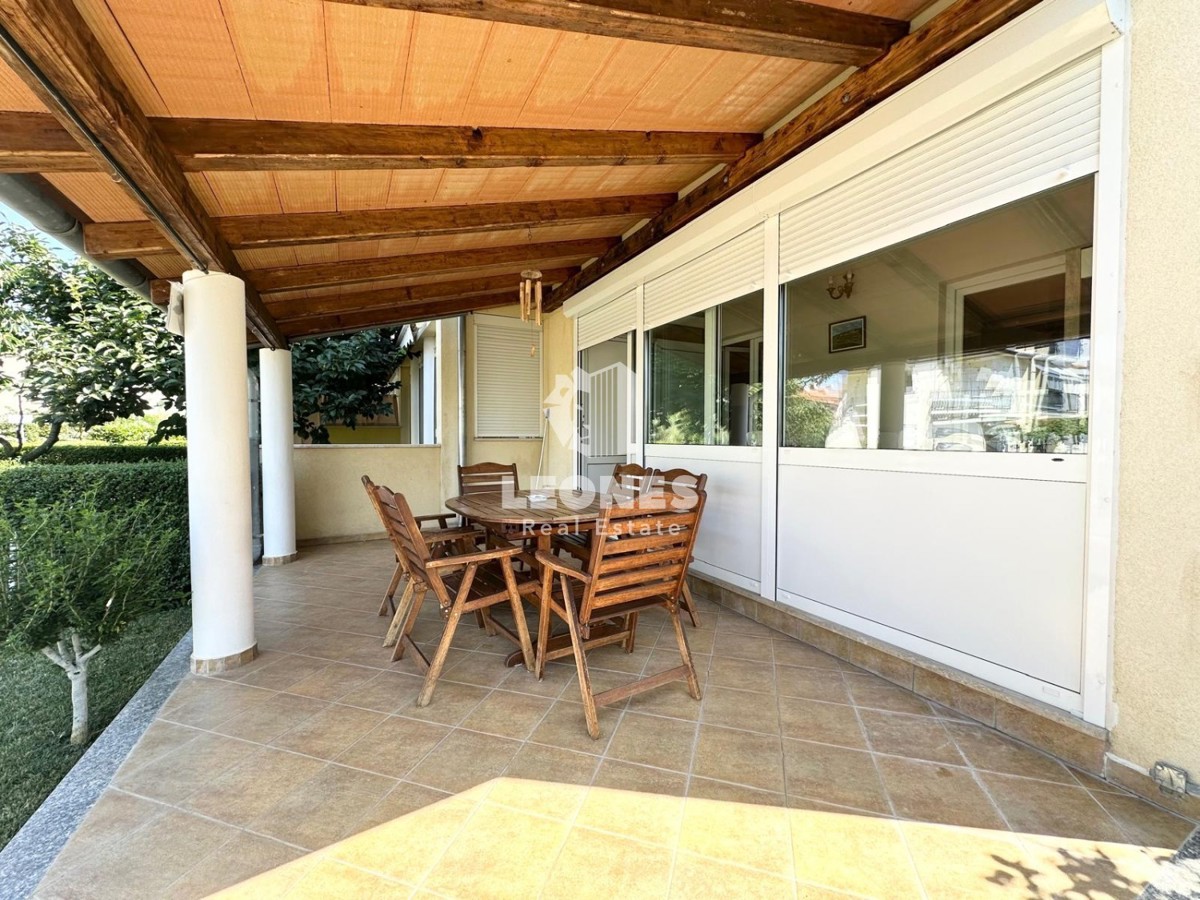 Ground floor apartment with a landscaped garden just 600 meters from the sea in Novigrad