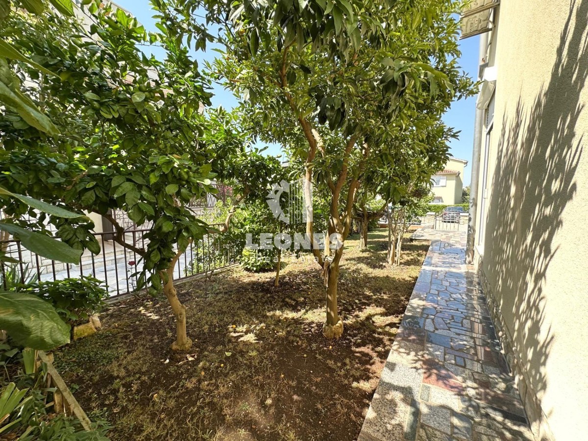 Ground floor apartment with a landscaped garden just 600 meters from the sea in Novigrad