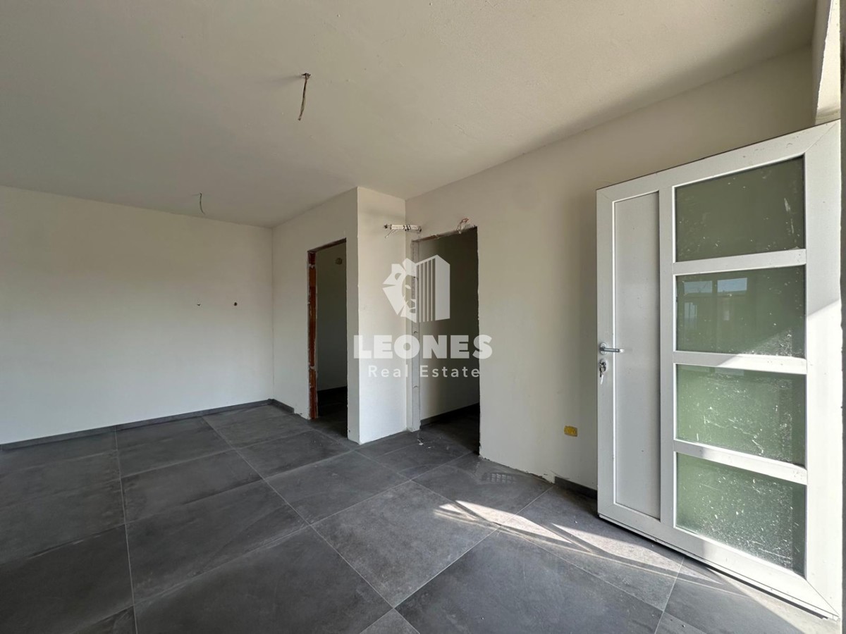 Appartamento in un nuovo edificio con due camere da letto e una terrazza sul tetto con vista sul mare a Zambratija