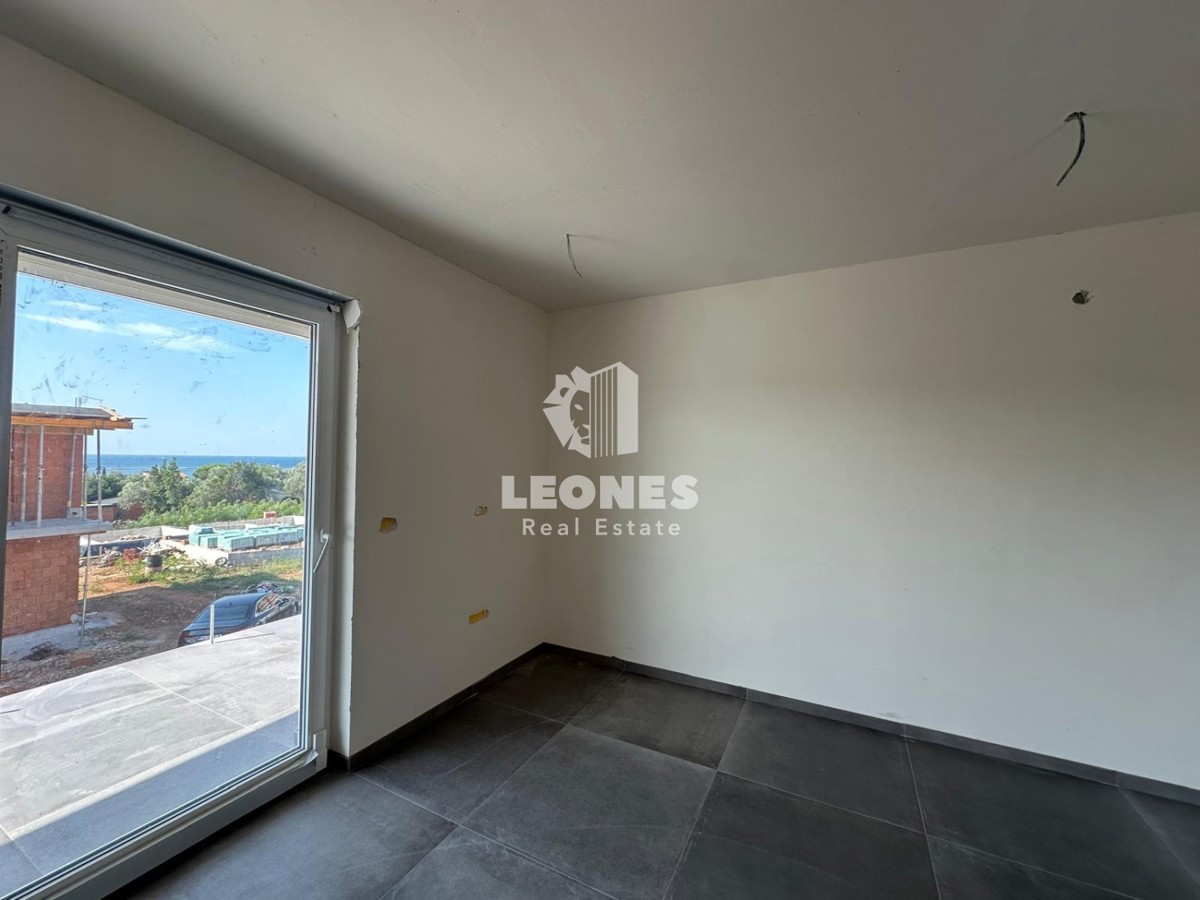 Appartamento in un nuovo edificio con due camere da letto e una terrazza sul tetto con vista sul mare a Zambratija