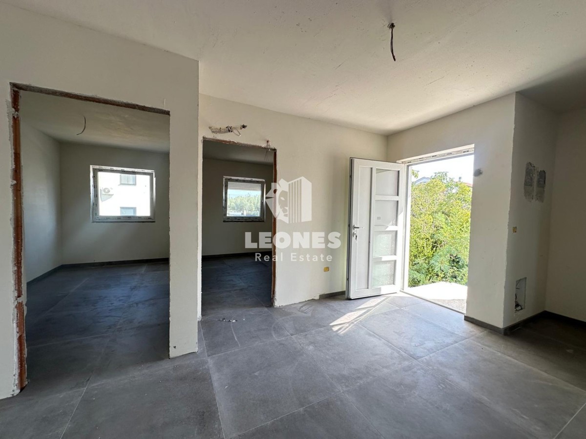 Appartamento in un nuovo edificio con due camere da letto e una terrazza sul tetto con vista sul mare a Zambratija