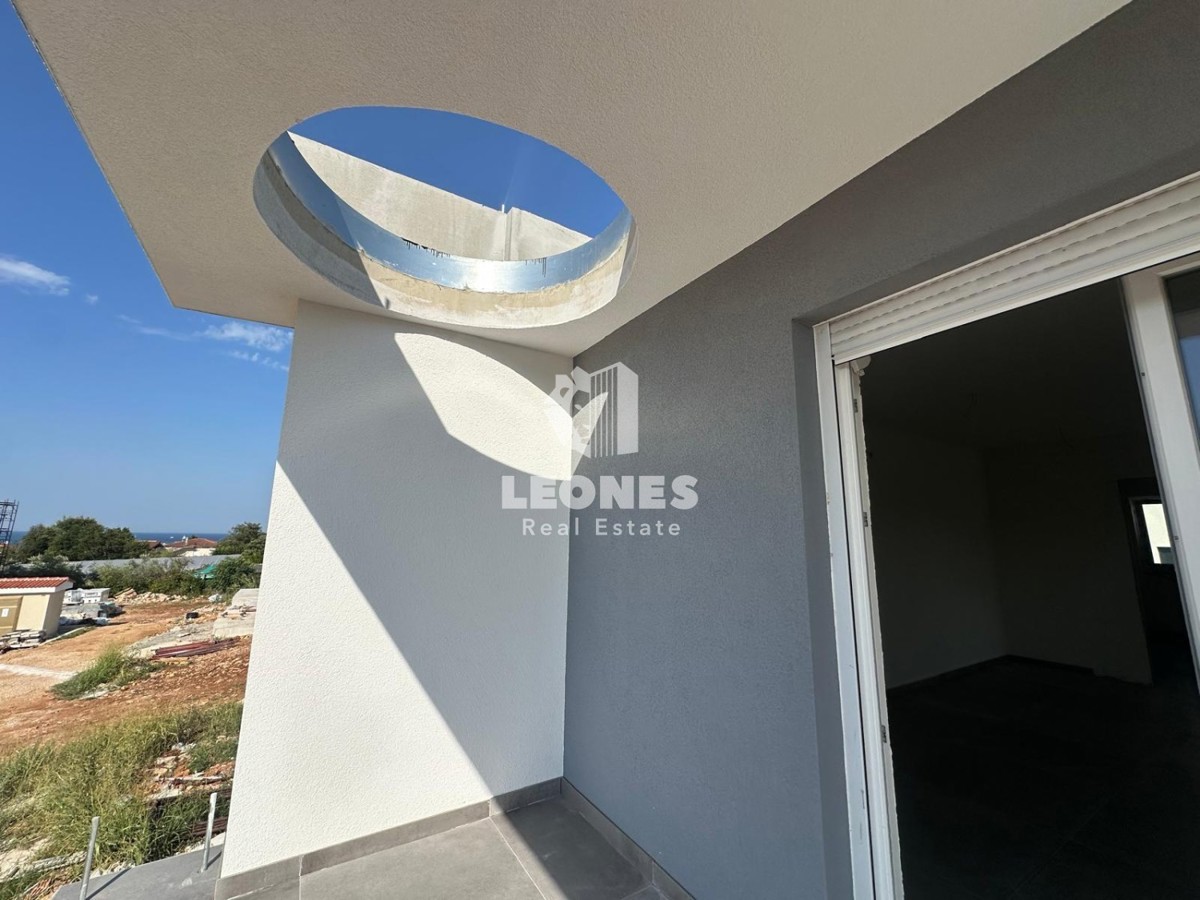 Appartamento in un nuovo edificio con due camere da letto e una terrazza sul tetto con vista sul mare a Zambratija