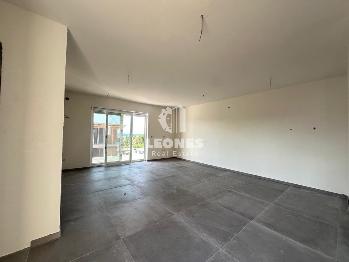 Appartamento in un nuovo edificio con due camere da letto e una terrazza sul tetto con vista sul mare a Zambratija