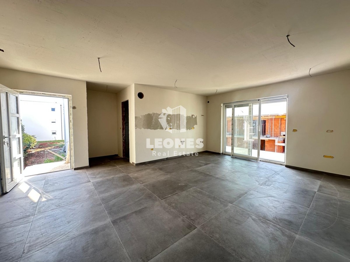 Appartamento in un nuovo edificio con due camere da letto e una terrazza sul tetto con vista sul mare a Zambratija