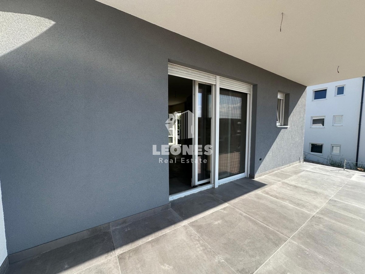 Appartamento in un nuovo edificio con due camere da letto e una terrazza sul tetto con vista sul mare a Zambratija