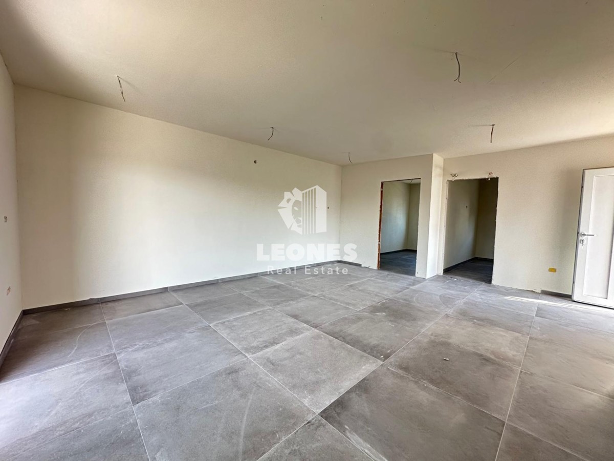 Appartamento in un nuovo edificio con due camere da letto e una terrazza sul tetto con vista sul mare a Zambratija