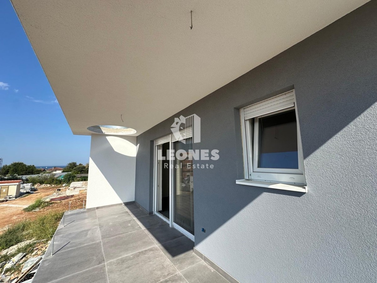 Appartamento in un nuovo edificio con due camere da letto e una terrazza sul tetto con vista sul mare a Zambratija