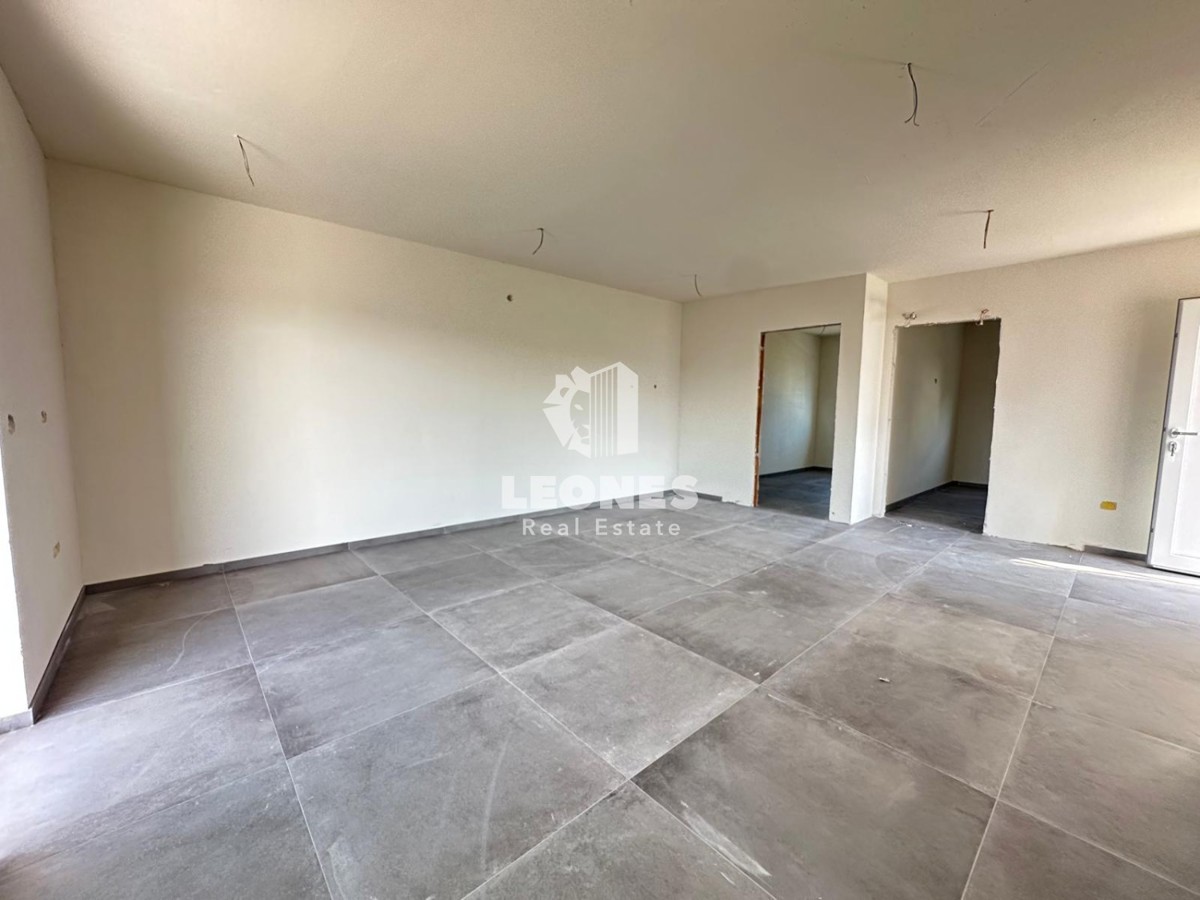 Appartamento in un nuovo edificio con due camere da letto e una terrazza sul tetto con vista sul mare a Zambratija