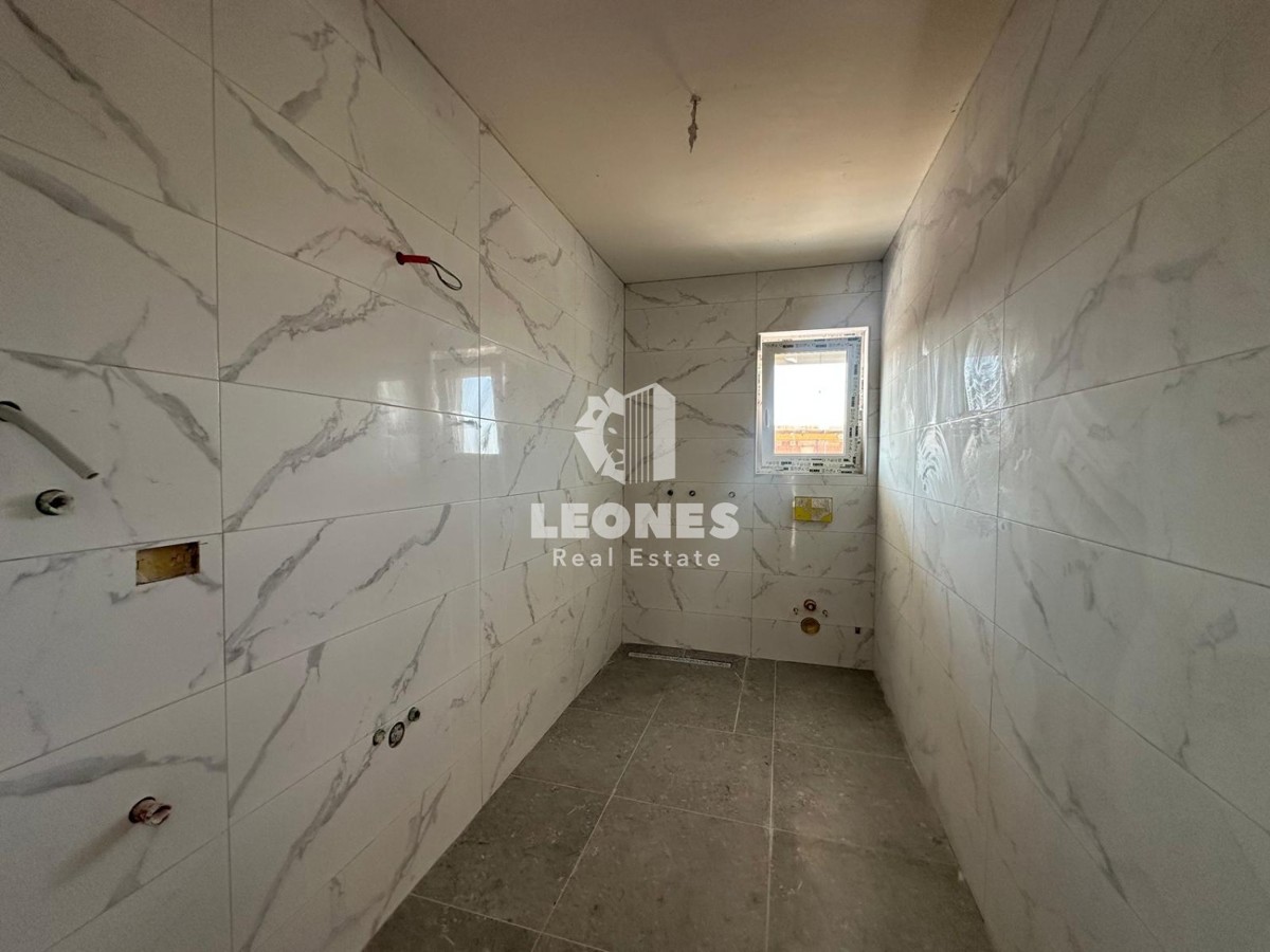 Appartamento in un nuovo edificio con due camere da letto e una terrazza sul tetto con vista sul mare a Zambratija