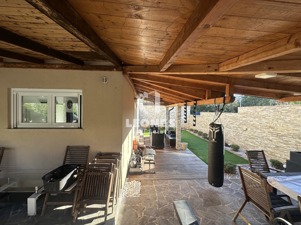 Una simpatica casa con un meraviglioso cortile nei dintorni di Kaštela