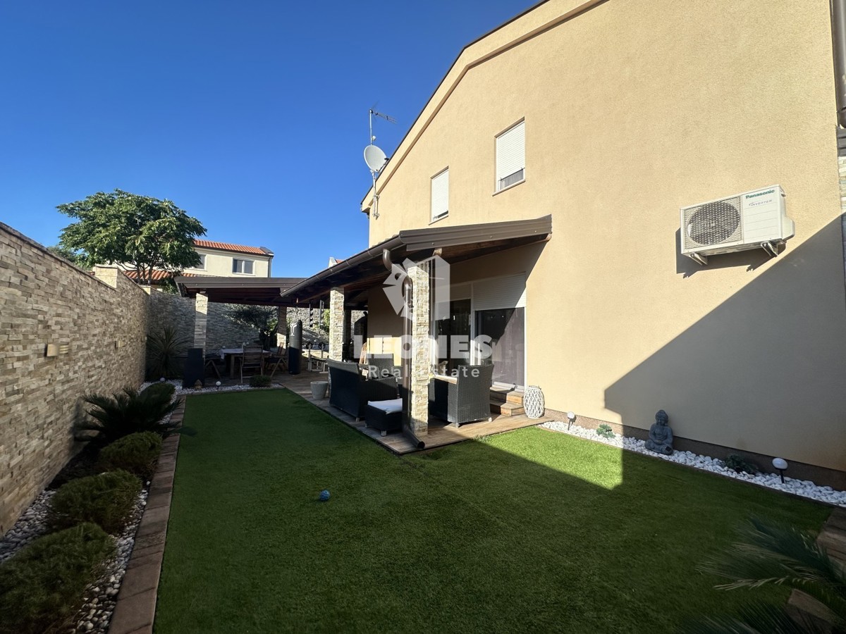 Una simpatica casa con un meraviglioso cortile nei dintorni di Kaštela