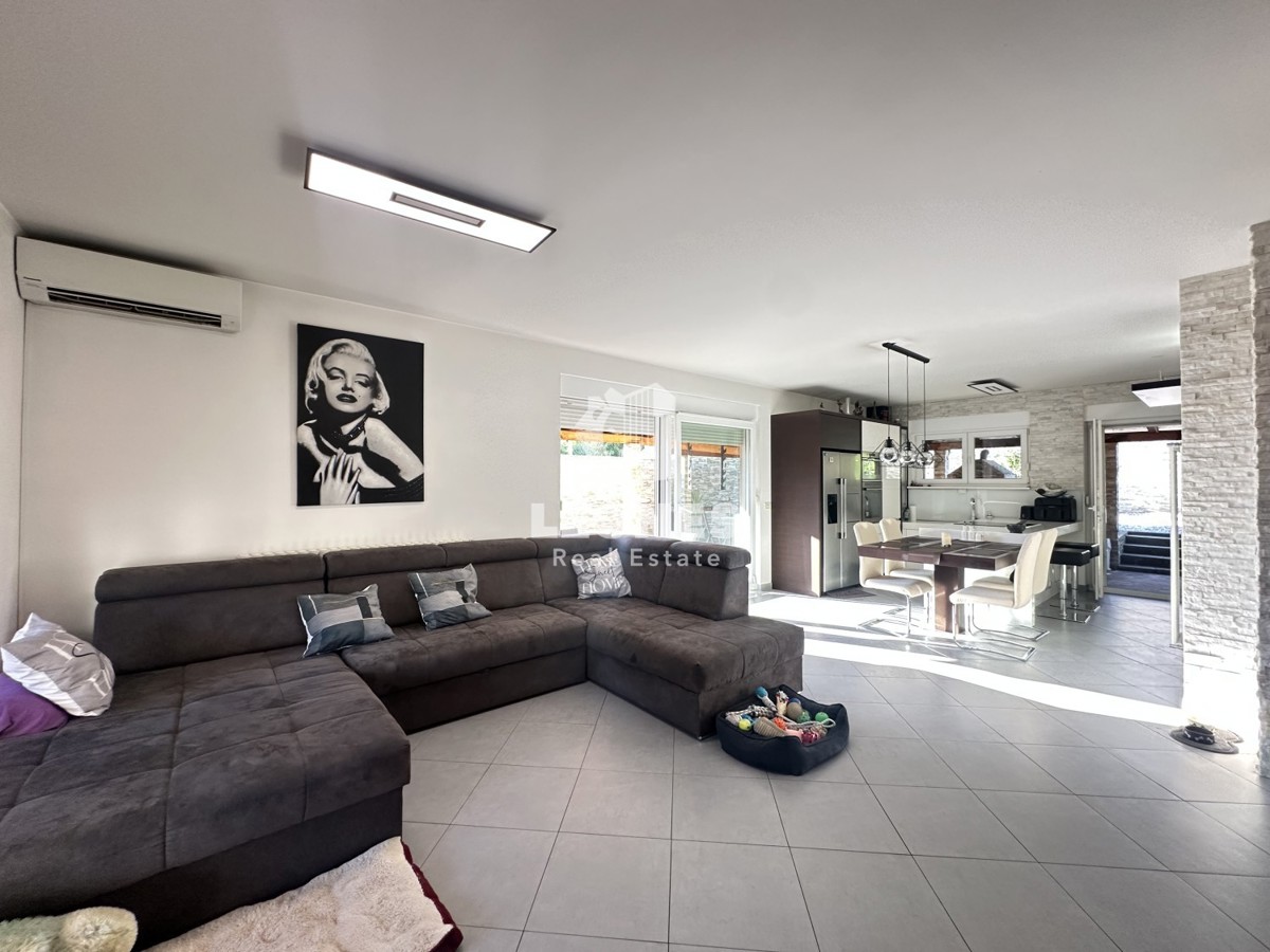 Una simpatica casa con un meraviglioso cortile nei dintorni di Kaštela