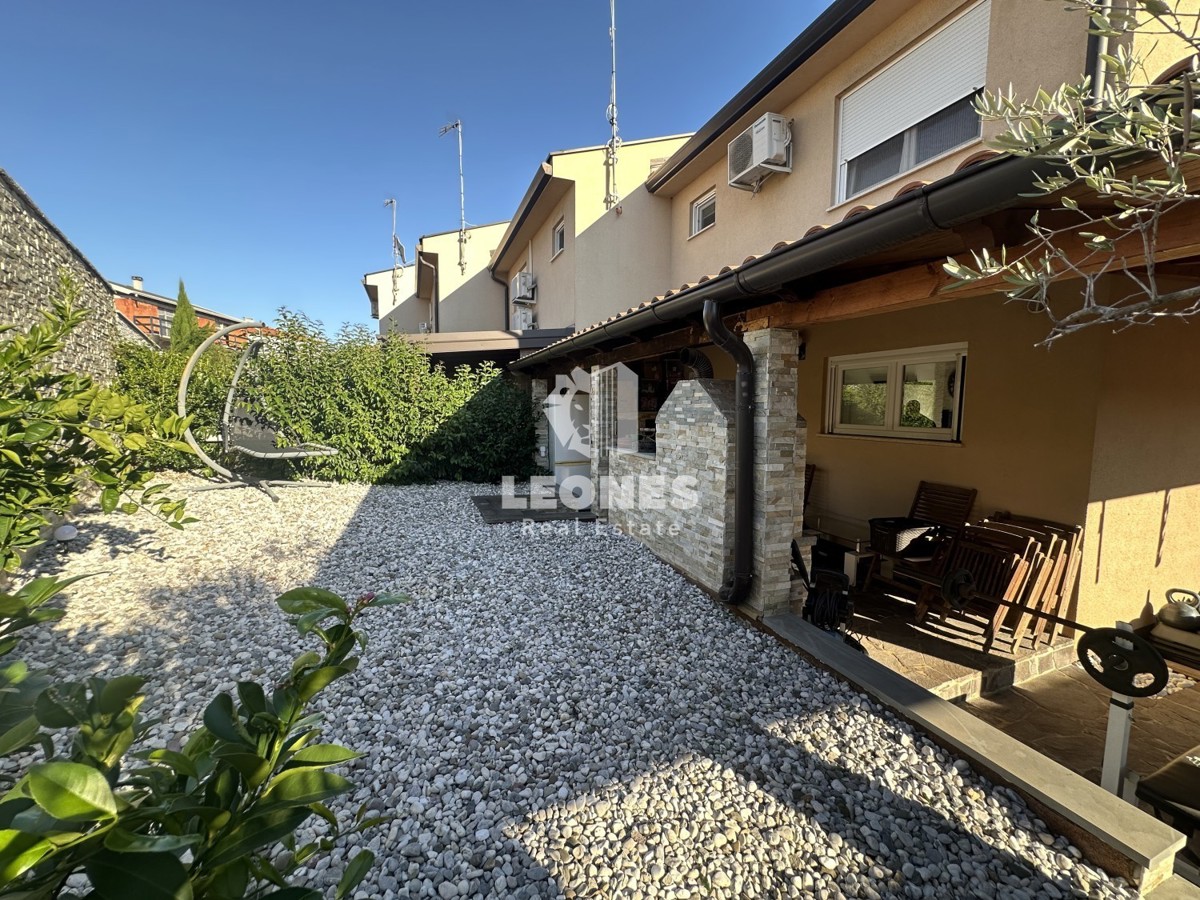 Una simpatica casa con un meraviglioso cortile nei dintorni di Kaštela