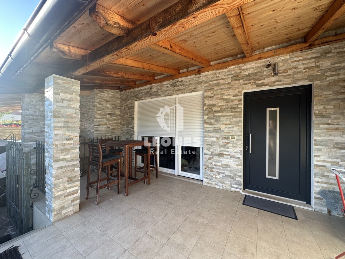 Una simpatica casa con un meraviglioso cortile nei dintorni di Kaštela