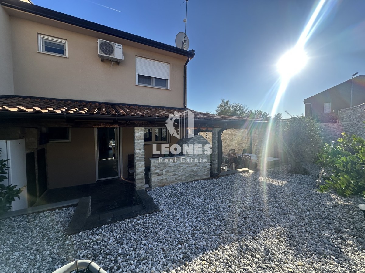 Una simpatica casa con un meraviglioso cortile nei dintorni di Kaštela