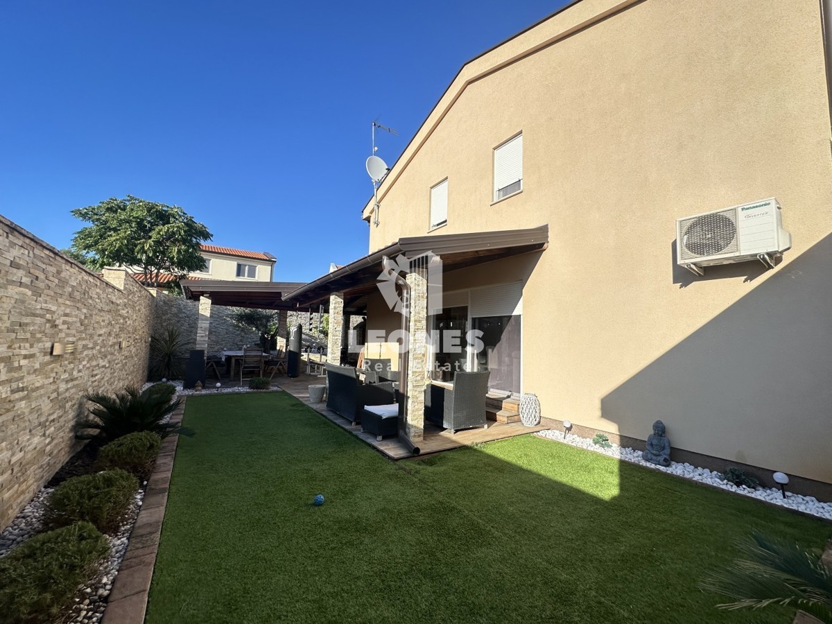 Una simpatica casa con un meraviglioso cortile nei dintorni di Kaštela