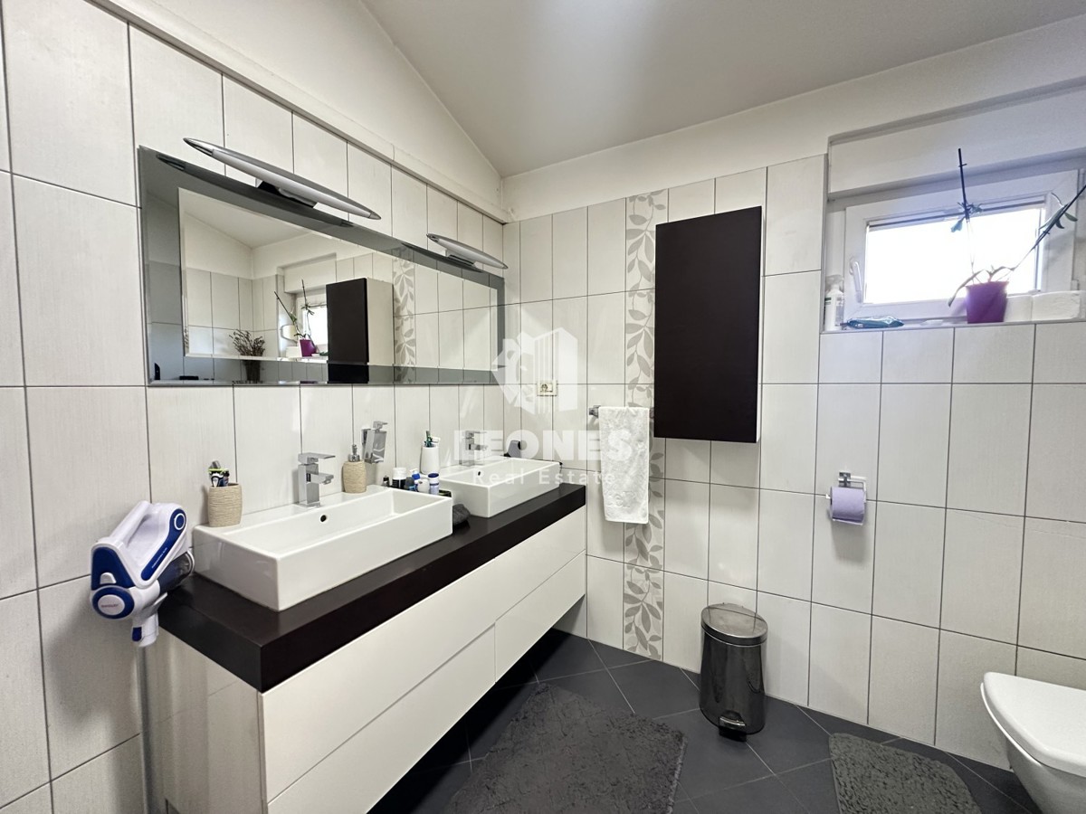 Una simpatica casa con un meraviglioso cortile nei dintorni di Kaštela