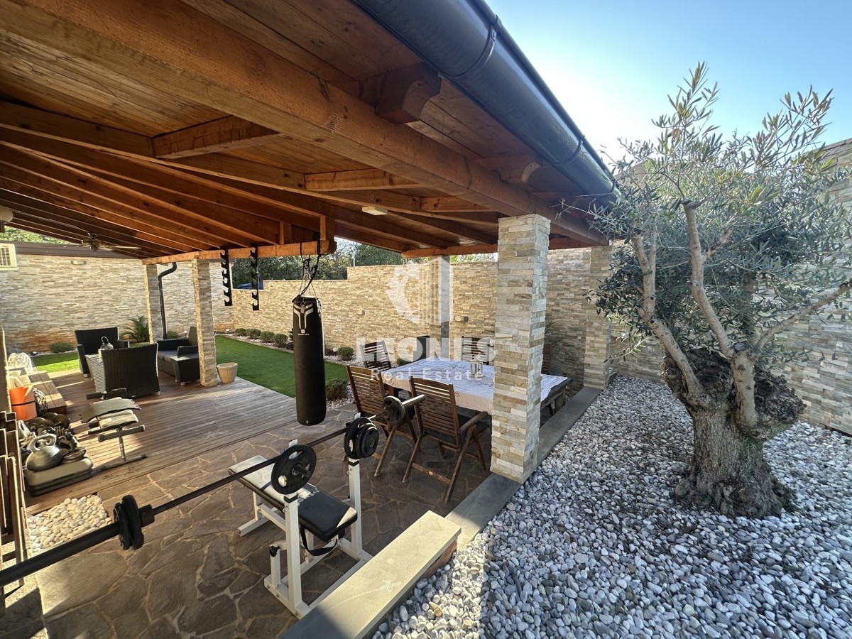 Una simpatica casa con un meraviglioso cortile nei dintorni di Kaštela