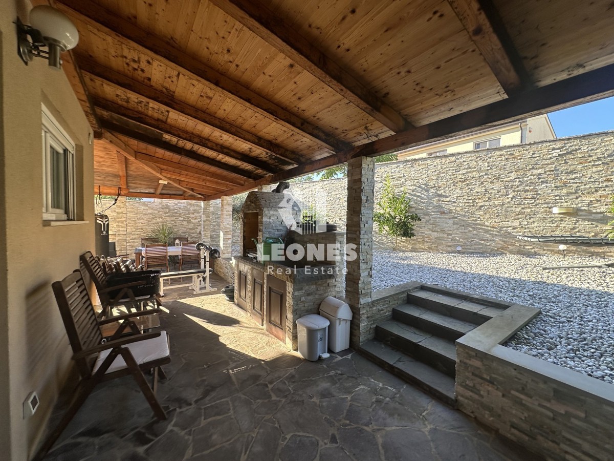 Una simpatica casa con un meraviglioso cortile nei dintorni di Kaštela