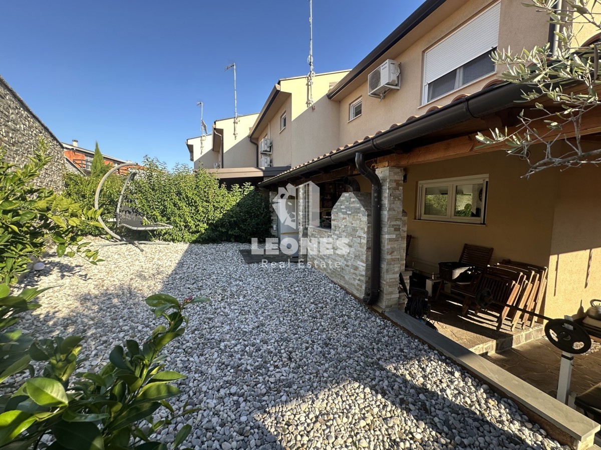 Una simpatica casa con un meraviglioso cortile nei dintorni di Kaštela