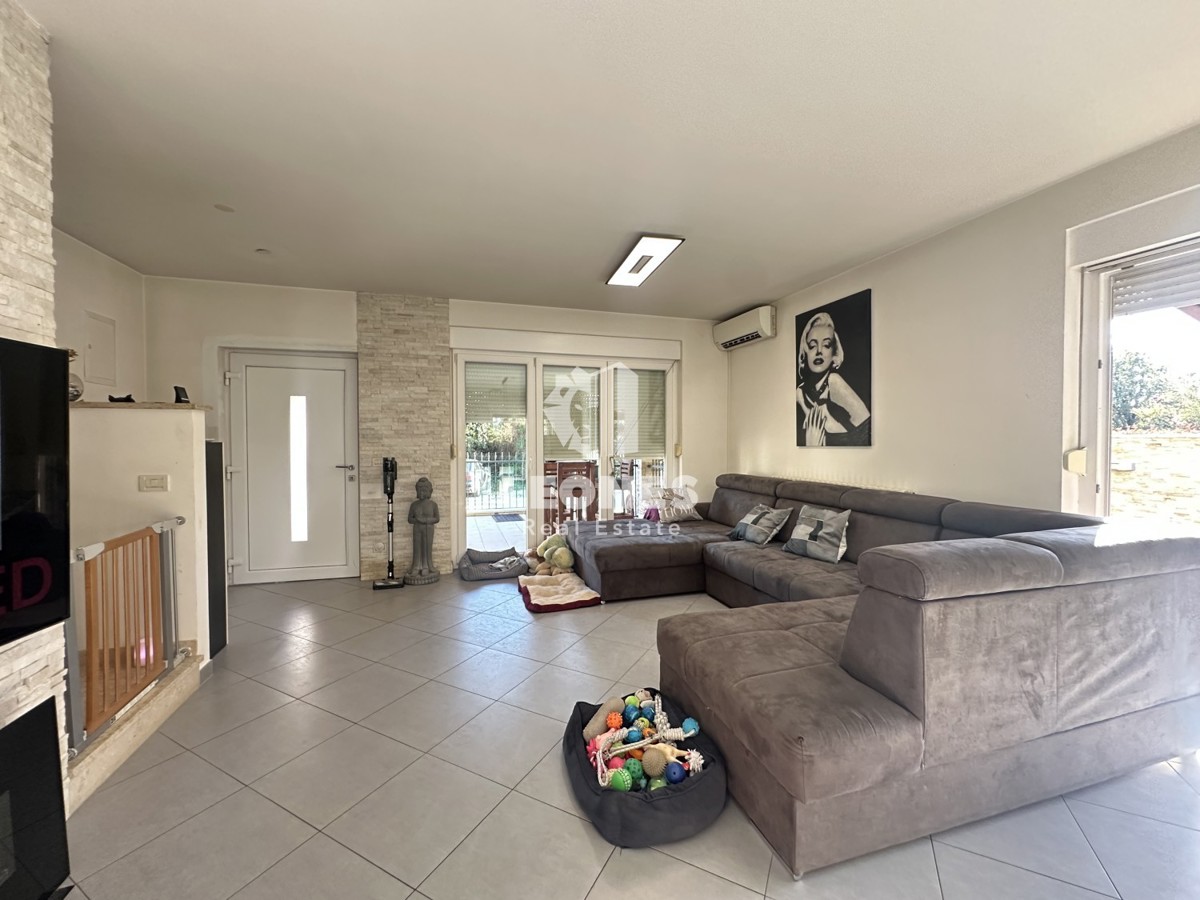 Una simpatica casa con un meraviglioso cortile nei dintorni di Kaštela