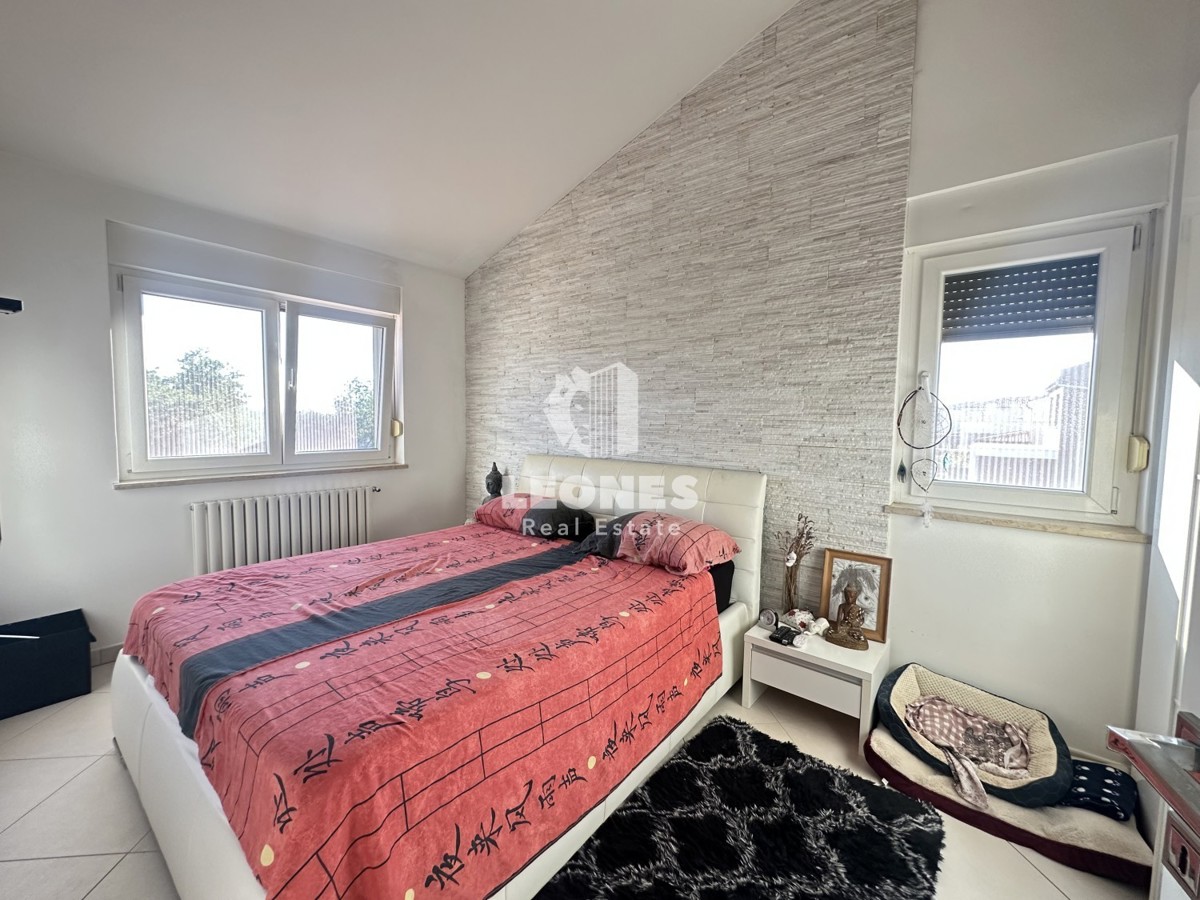 Una simpatica casa con un meraviglioso cortile nei dintorni di Kaštela