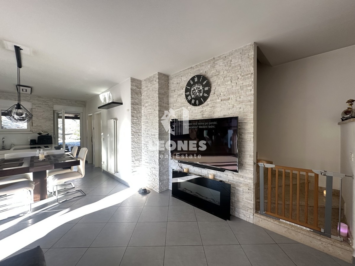 Una simpatica casa con un meraviglioso cortile nei dintorni di Kaštela